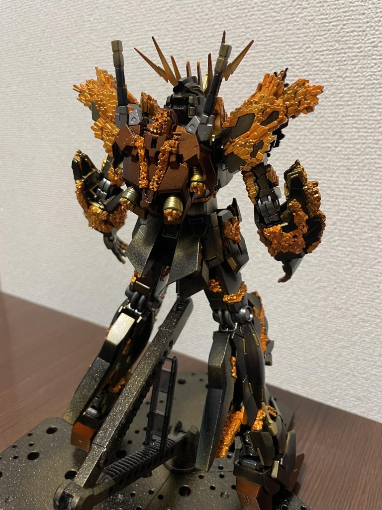 全パーツ黒サフ後、艶黒で塗装外装 プリズムブルーブラック→パールゴールドでグラデーションサイコフレーム スターブライトゴールド→蛍光オレンジ→ フレーム スターブライトアイアン