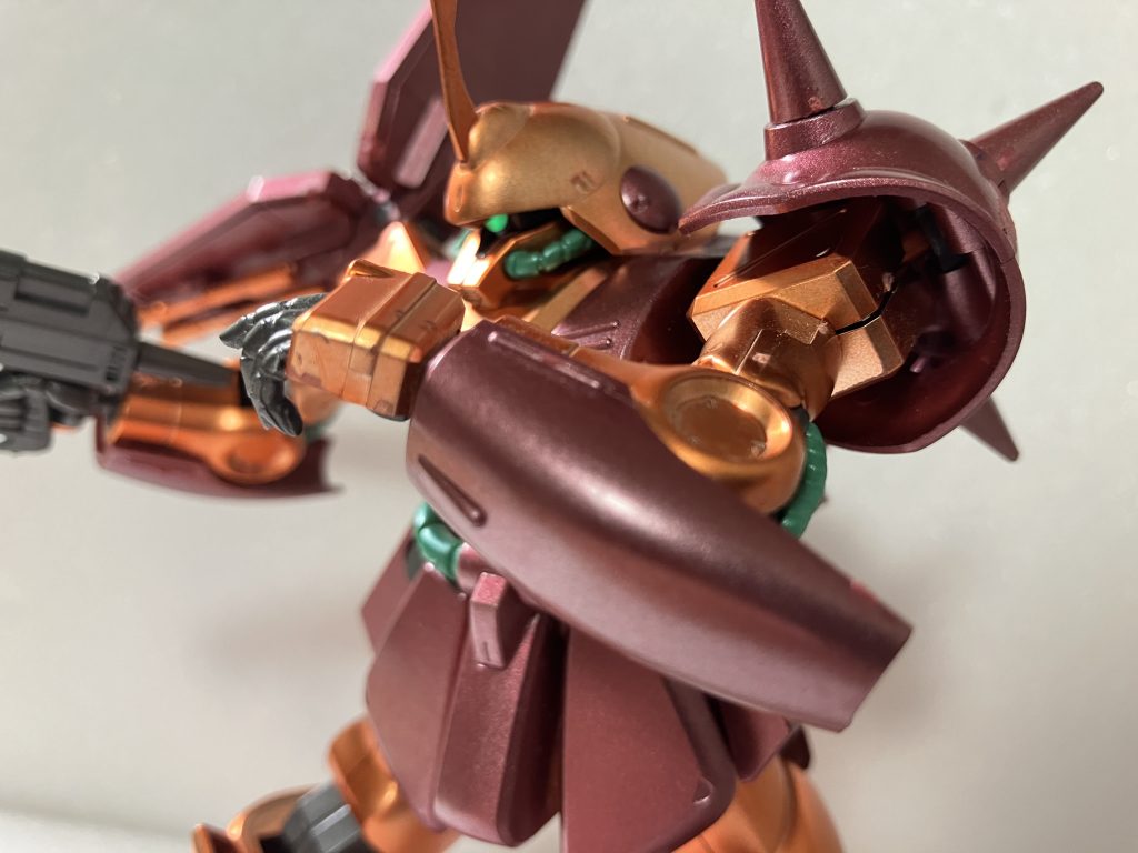 マラサイは特にこの手首から肘にかけたのパーツがなんか、すごい好きです。やっぱりゲート後処理できてないし、合わせまバリ目立ってます。　合わせ目なんですか、タミヤセメントで隠そうとと思ったのですが、塗料が禿げてしまうので諦めてメッキを大事にしています！