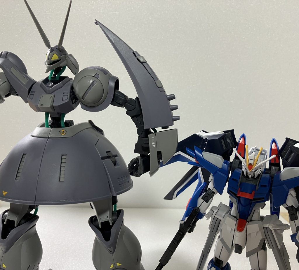 多分実用性がある大きさ比較です。少し前にコメントさせていただいた際にライジング買いませんとか言ったくせに映画公開の2日目に買いに行ってしまいました。嘘ついてすみませんー。