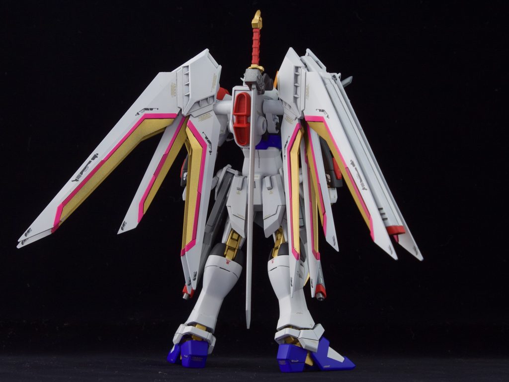 機首とスラスターはオミットし、ストフリのバックパック基部を移植。ジャンクを使って実剣マウントパーツを制作。