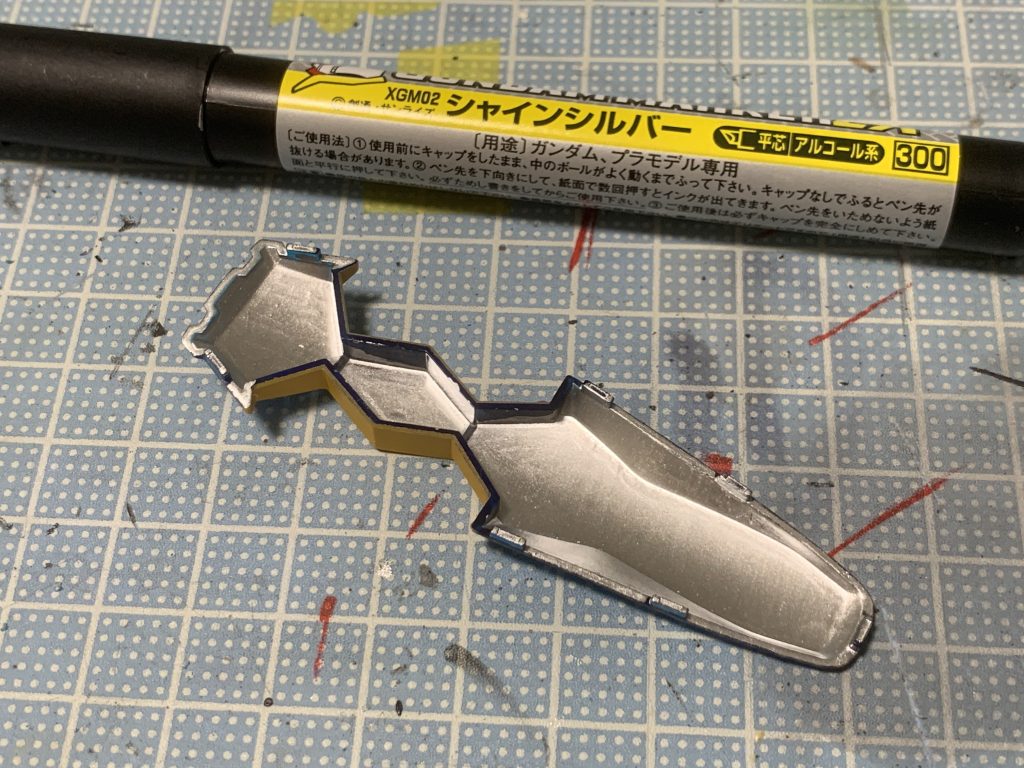 クリアパーツの裏はガンダムマーカーのシャインシルバーで塗装するとかなり綺麗に発色してくれます。