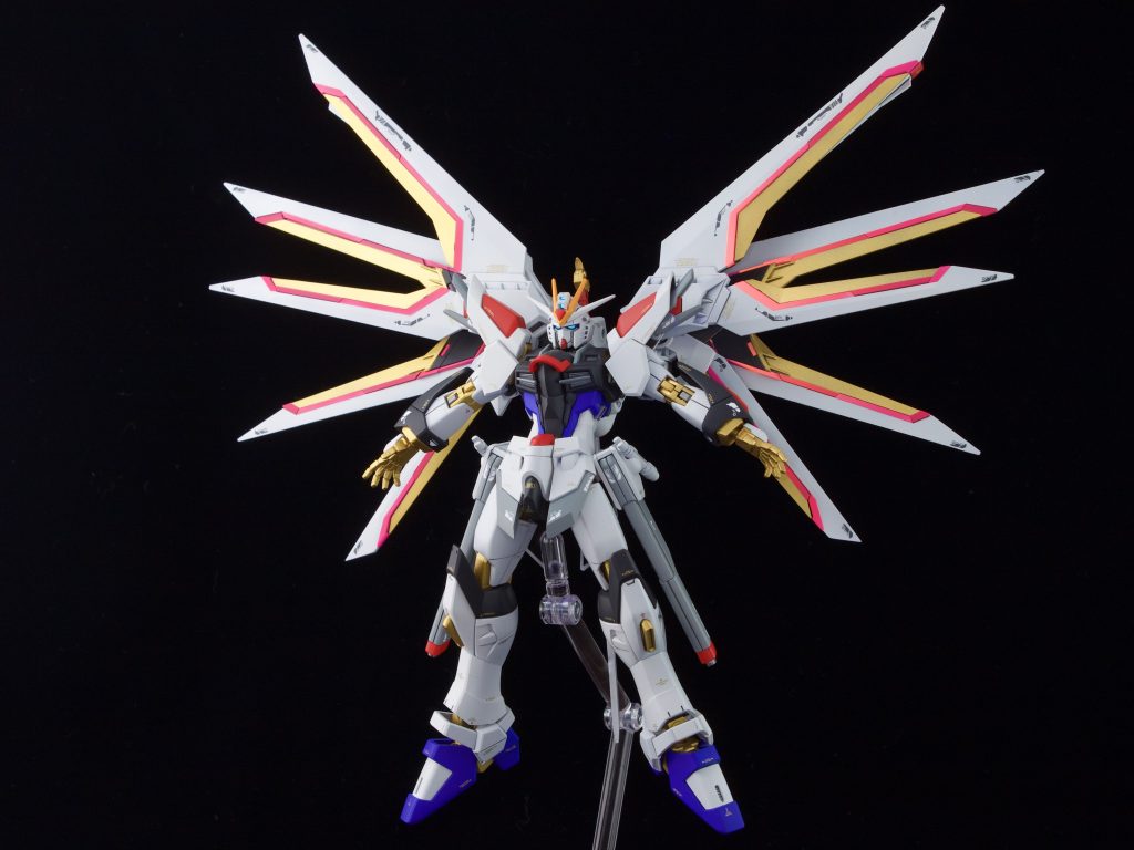 脚部もストフリから移植。腰とフロントアーマー、肩アーマーを延長しました。