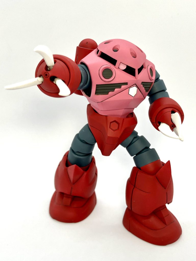 ズゴックと言えばこのポーズその1。爪はシャープに削り込みました。