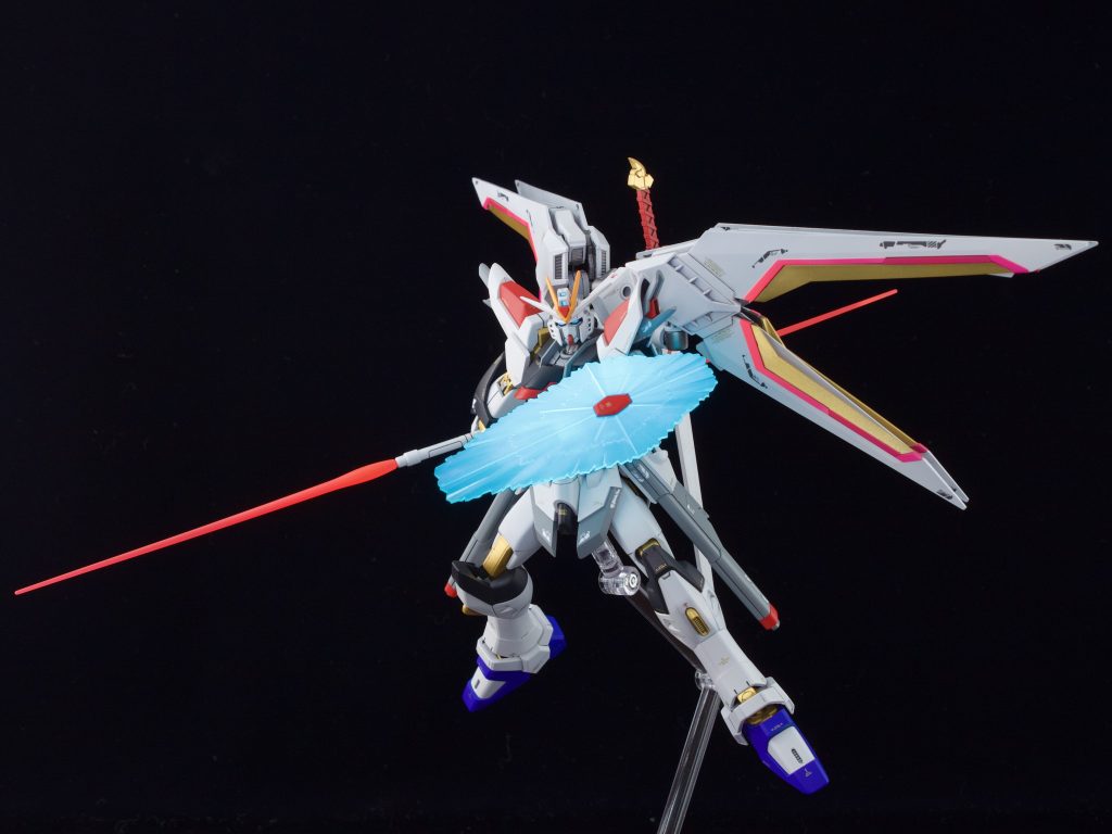 ビームサーベル、シールドともに蛍光塗料を吹き付けてあるのでブラックライトで発光します。