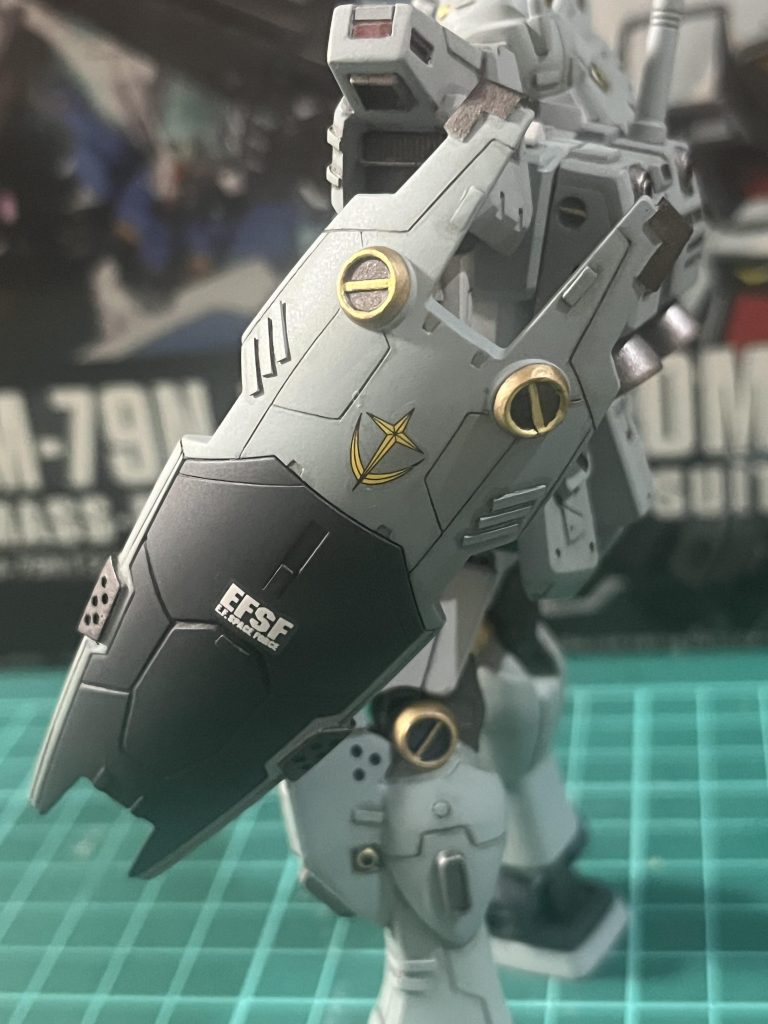 シールドはネットにあったデザインを参考に、自分なりにモールドとプラ板を追加。