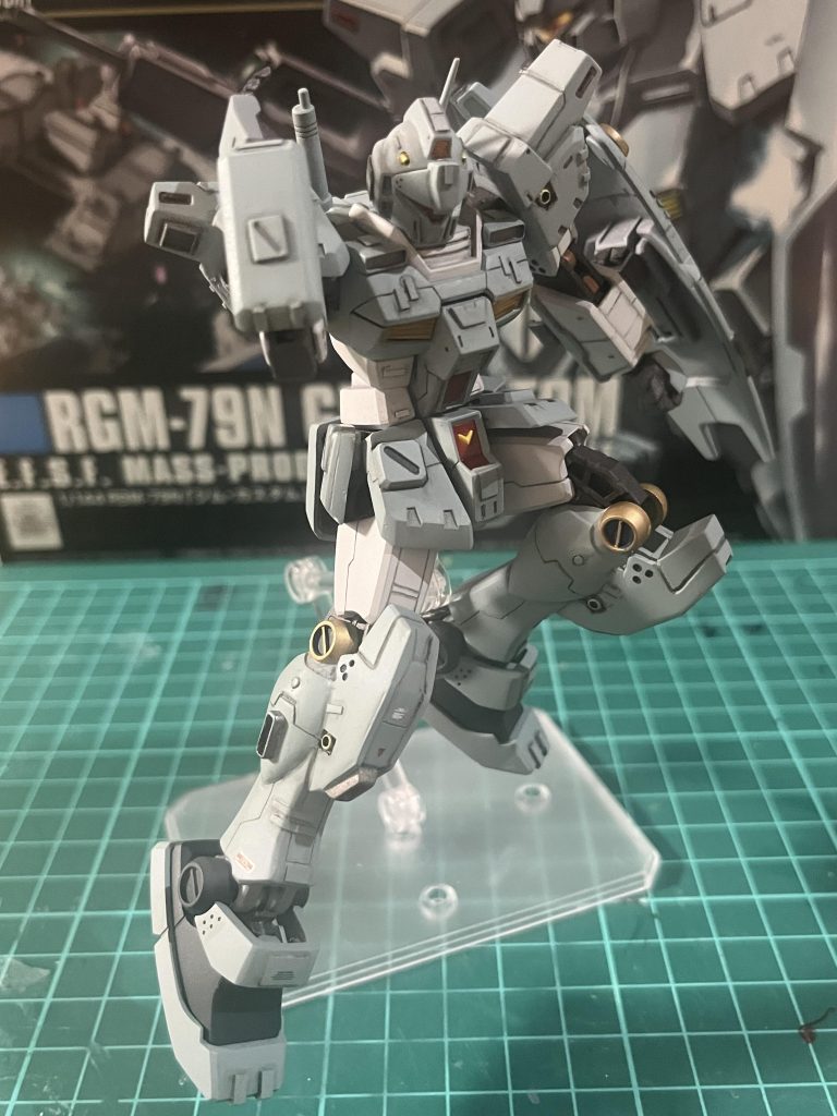 元々のキットの可動域を広げたく、YouTubeやネットの作例を参考にEGガンダムの胴体、脚パーツを流用しています。あとはスジ彫りと、プラ板加工を中心にディテールを追加。食玩のGフレームを参考にしています。