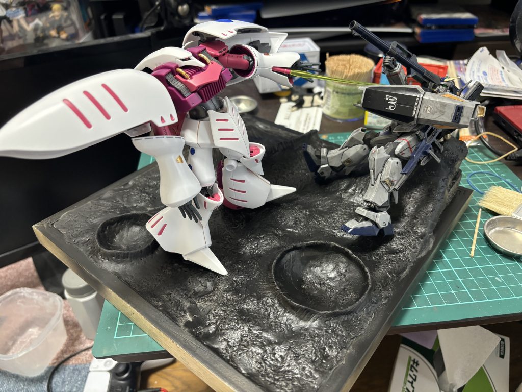 ちょいちょい登場するマークII君。今回やられ役で写真撮ろうとおもったりしてたんで、色をグレーで塗る前の黒時の土台でロケハンw結果、狭苦しいので不採用w