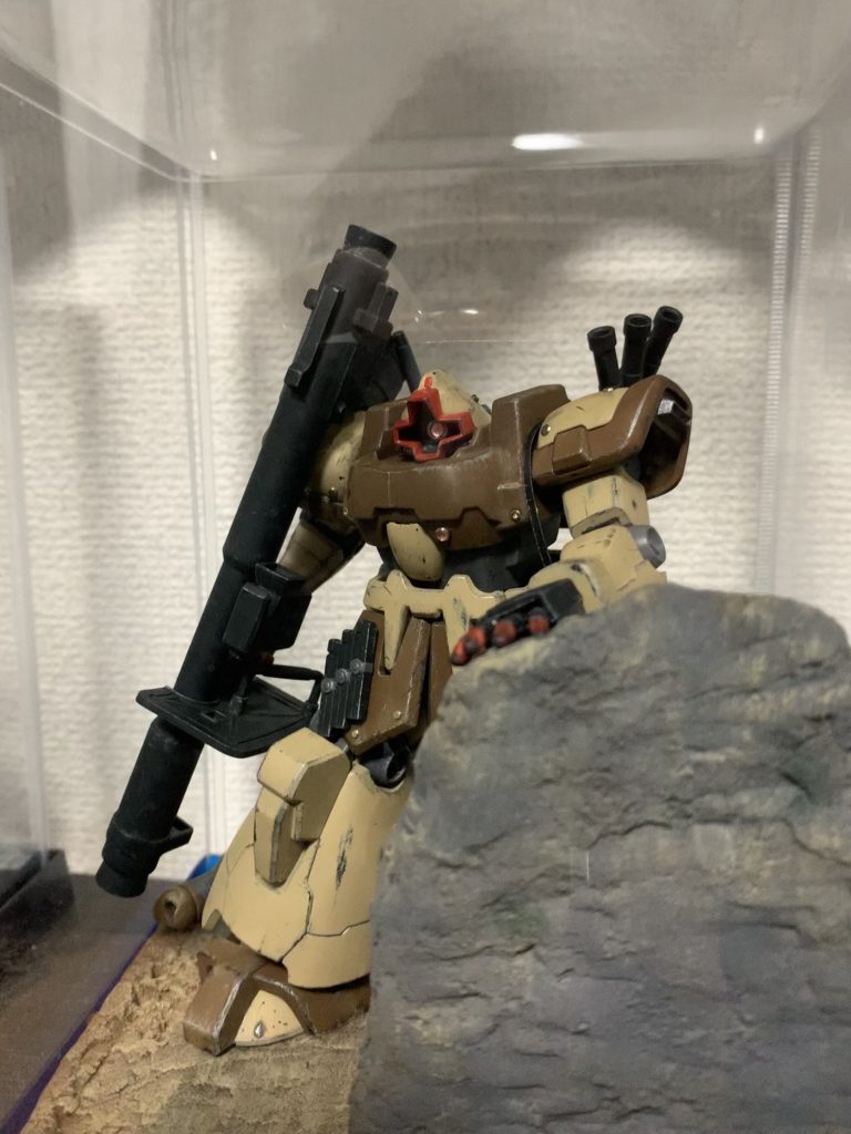 正面から。モノアイは可動するように改造。ジオラマは紙粘土で作成。