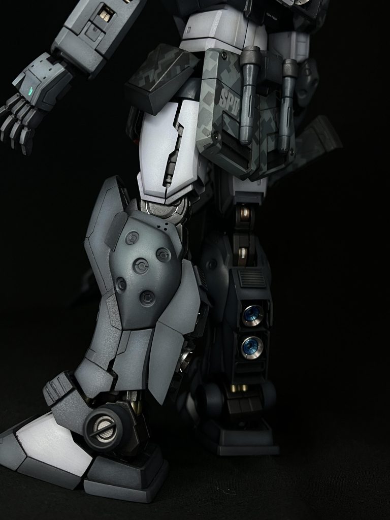 ふくらはぎのバーニアカバーの形状が好みで無かったのでスクラッチしました🙂太もも、スネ横の合わせ目に削り込みディテール入れて内部フレームをチラ見せ🫢