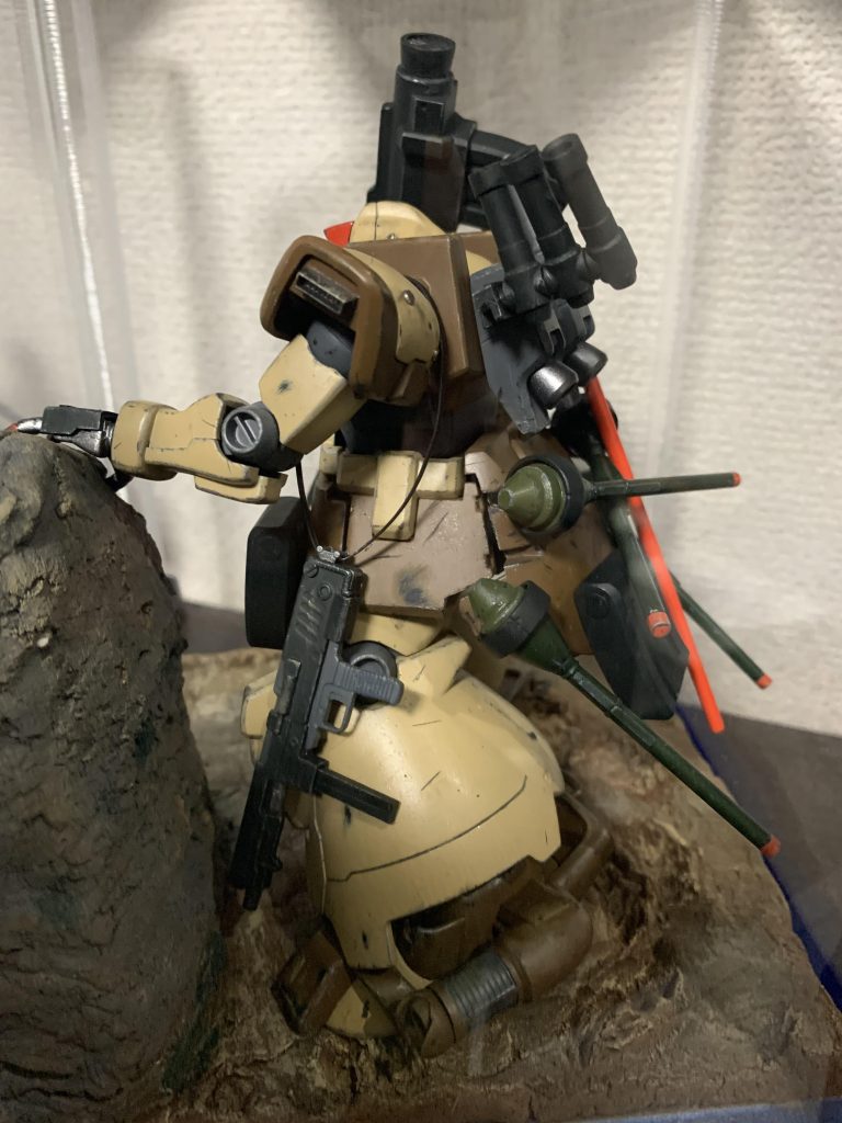 右から。肩の内側が見えないように蓋をして排気ダクトを追加。マシンガンは肩から下げられるように薄いプラ板でショルダーハーネスを作成。