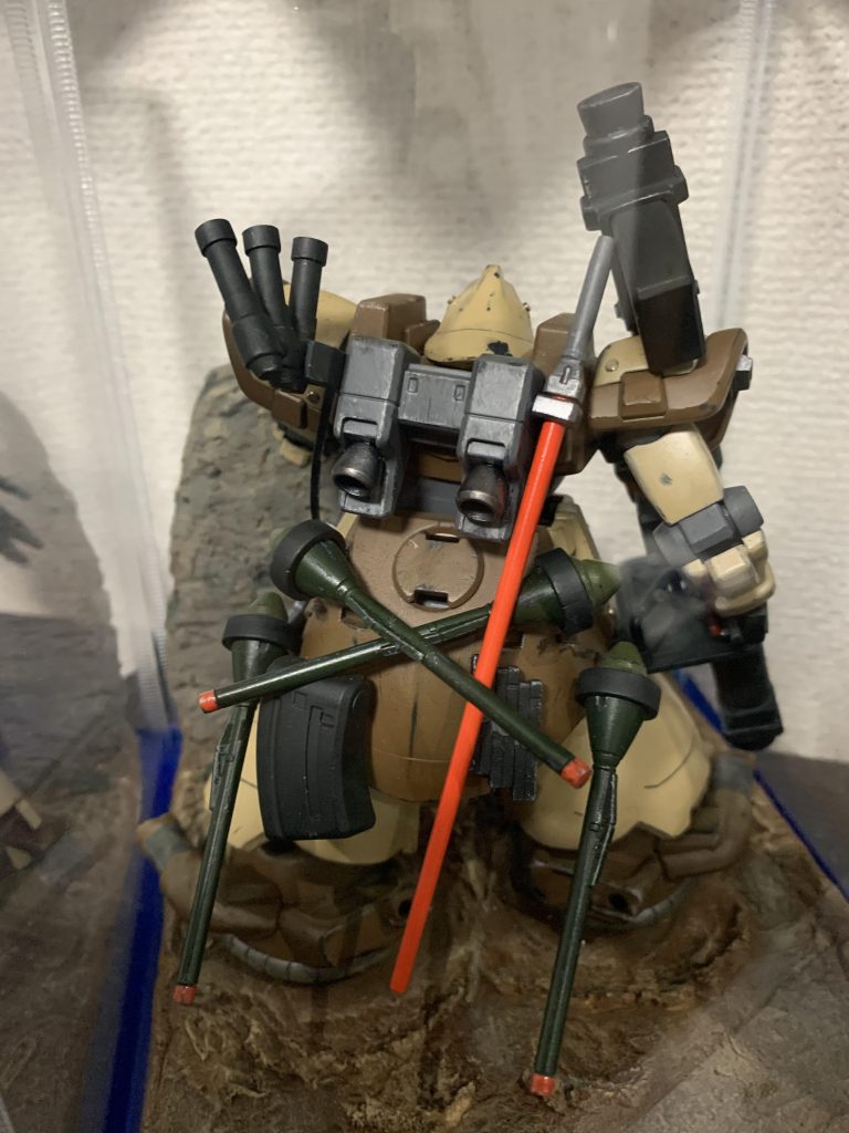 後ろから。最期だから、ジオン残党の基地にあった武装は全部懸架した、という設定です。本編でも惜しみなくぶっ放してましたね。帰ってくることがない機体を前にして、整備兵が何を思ったのか気になります。