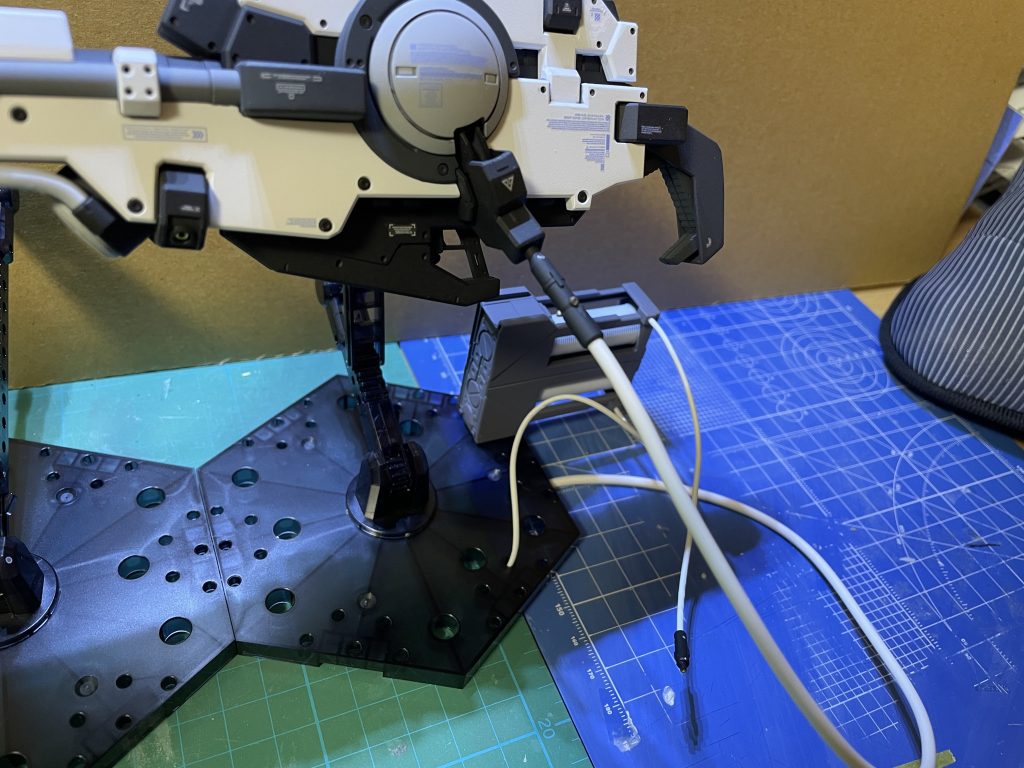 ハイパーメガバズーカランチャーのケーブルも太いものに変更して接続部を作り込んでます。