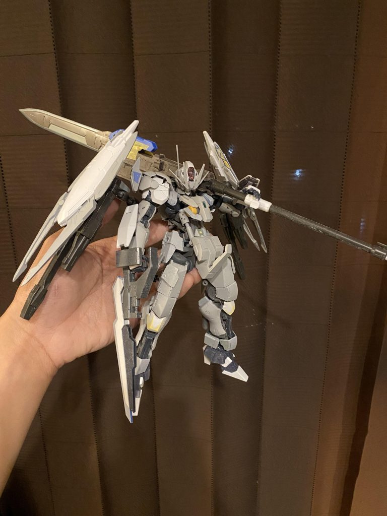 完成が暗めの機体になる予定だったので明るいサフを使用して全体の傷が分かるように手順を踏んで加工を進めました!