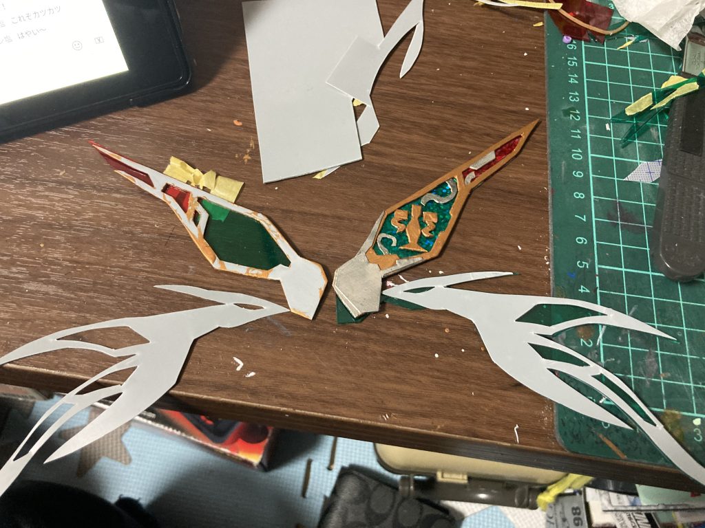 機駆動輝羅鋼翼の紹介自作輝羅鋼(！？)ということで簡単なレシピなんですプラ板で外枠と飾り切りだし100均で買った下敷きの上に貼るこれまた100均で買ったホログラムシールを裏から貼るで最後に色塗りそれだけですたぶんかなり簡単！(？)