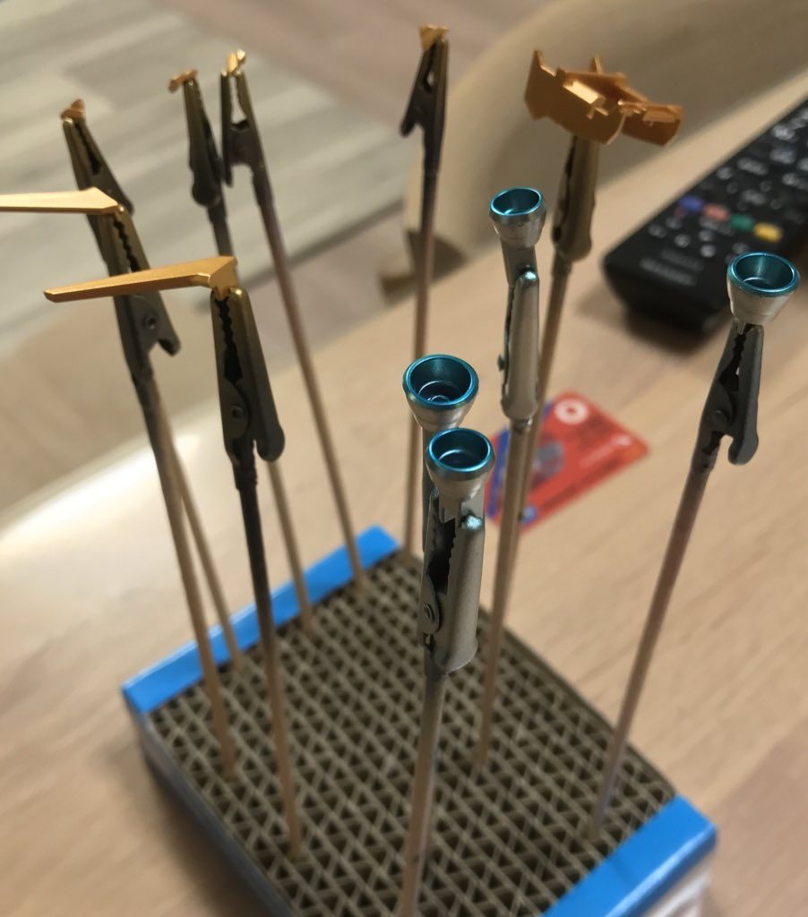 差し色の黄色はゴールドの艶消しスラスターは銀にクリアブルー入れとけばとりあえずカッコよくなると思い続けて他の作品でもそうしてます