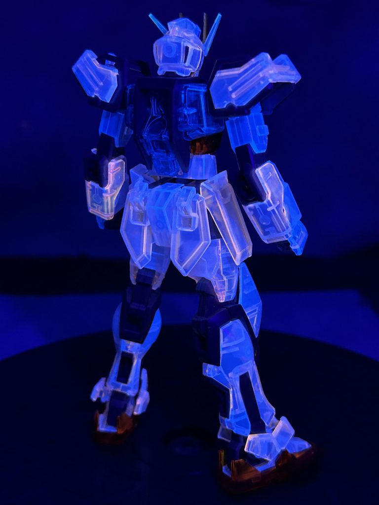 元々はガイアノーツの蛍光クリアで光らせたかったのですが、このストライクのボディがクリームっぽいクリアで全然光りませんでしたwww なので、急遽オレンジのマーカーペンでぬりぬりしましたw