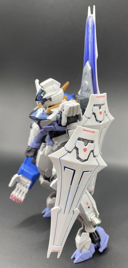 シールドの配置はνガンダムを参考にしてます