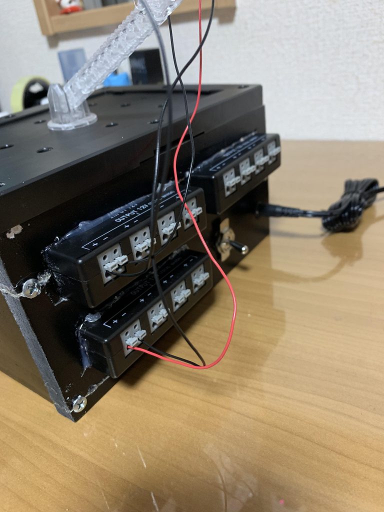 土台はアクションベース3の台座を天板に、ACアダプター、配線キット、人感センサー、点滅ユニットを取付けた簡易的な土台。