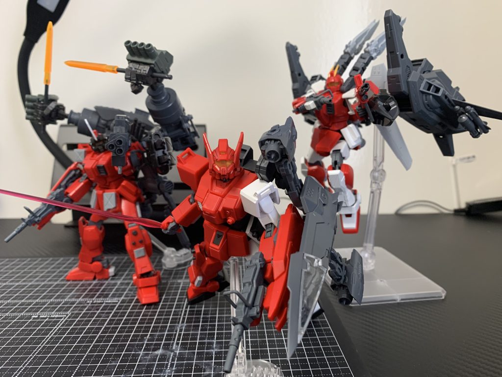 左から、・ジムRR改 重装型_インパクトアクトナックル装備[:CHI]・ガンダムRR改 高機動型_ソリッドビーク装備[:JIN]・ジムRR改 空戦型_レイジングブースター装備[:TEN]　[:TEN],[:CHI],[:JIN]は、八咫烏三本脚の「天・地・人」より引用