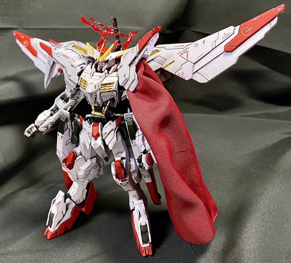 延長等はしていませんが、HGガンダムフレームの宿命として各関節がゆるゆるなのでセメダインで補強してます。目のエフェクトは100均のプラ板とクリアレッド塗装、マントはサテン生地を切って肩パーツに挟んでます。