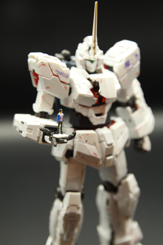 かろうじてバナージくんと分かるかどうか…RGはパイロットフィギュアの造形がかなり細かいので、いつかそれを活かせる腕になりたいものです。