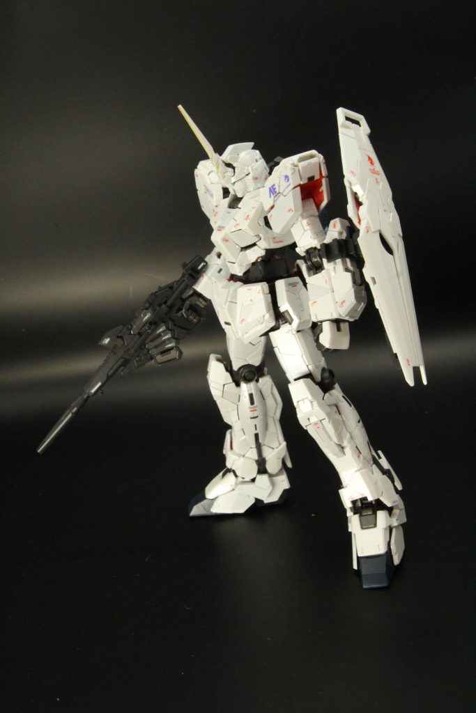 気楽な気持ちで全塗装!してみたら、これが地獄の始まり…塗装用クリップを100本買い足しました(笑)。ベースの白を2種類調色してからパールカラーを吹いて仕上げ。