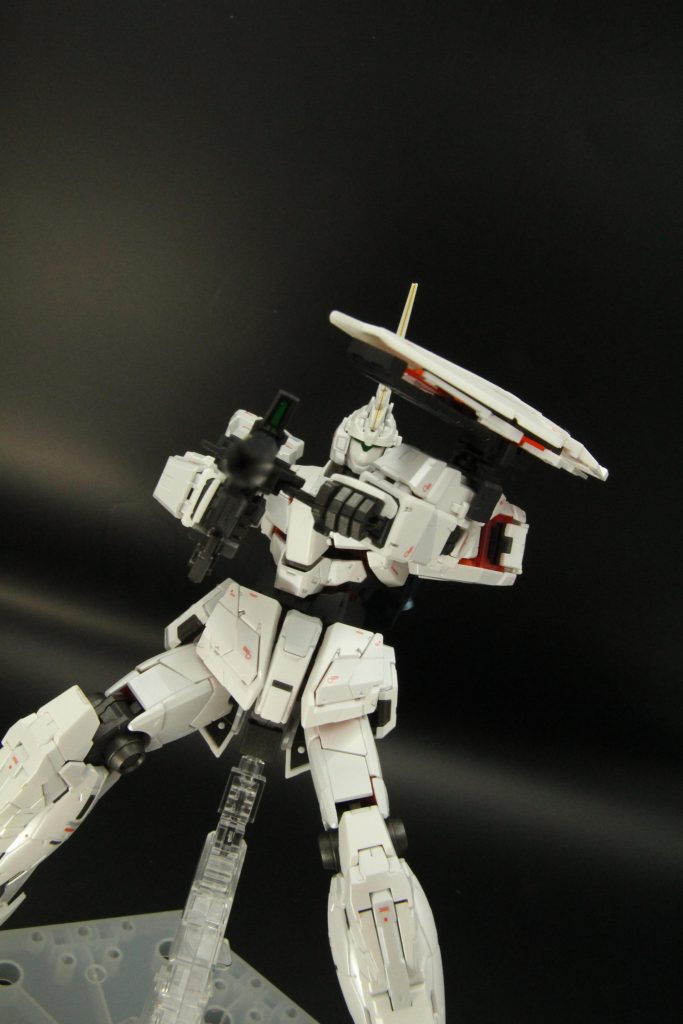 デカールはRG用のものが購入できず、HGのものを使用。貼る場所は!?と思ってガンダムベースに何度か実物を見に行きもしましたが…結局それも上手く行かず、センスの無さが活きる結果に(汗)