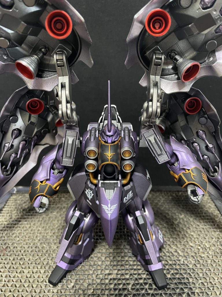 この頃はマットキャンディカラーが好きだったのでサイコザクと同じように金属感が出るように艶消ししました。バインダー広げたら迫力満点ですね。