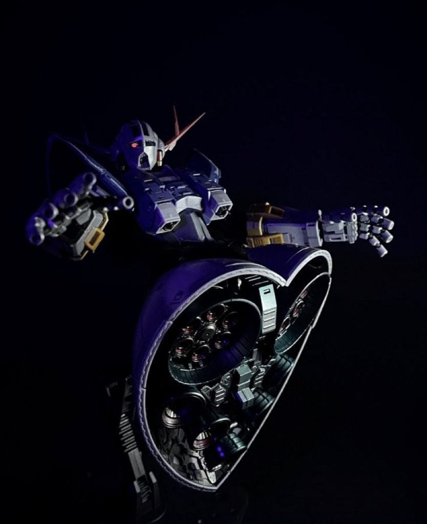 光と影で悪役風に。