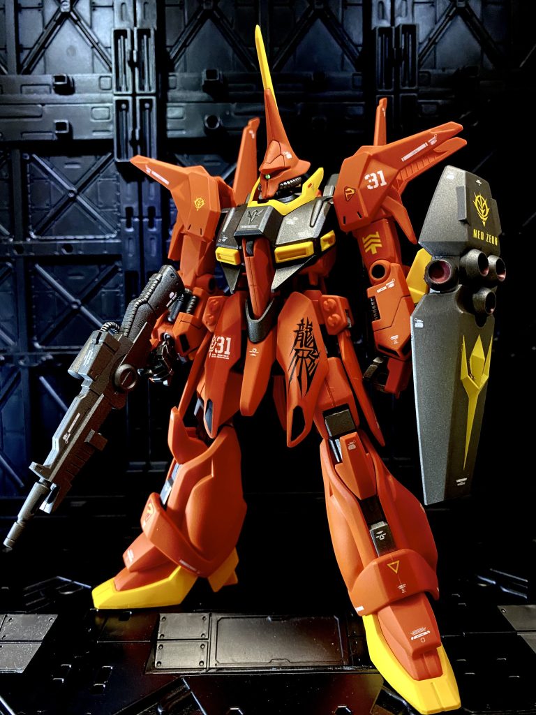 完成したのがこちら!うーん 塗装しなくてもつや消しだけで良かったんじゃないかと思うくらい違いがわからない笑せっかく好きな機体なんでもっとかっこよくしたかったのですが、細かい作業(プラ板・スジボリ追加など)は苦手だし、マスキングも下手なんでそのあたりは最小限にして、デカールで情報量増やす作戦(いつもどおり笑)に落ち着いてしまった。それにしてもこうみるとどこかZガンダムの面影がありますね。