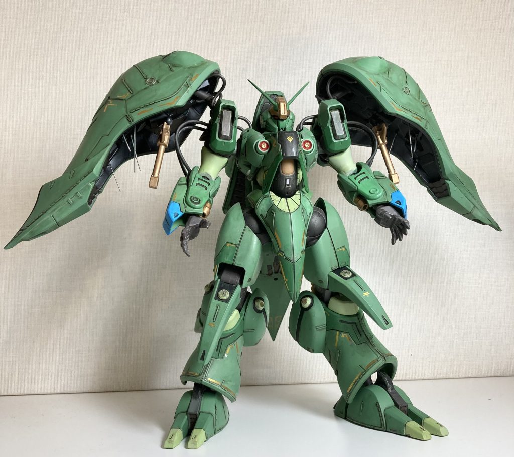 先人も書いていますが、各パーツが接着されているので、塗り分けのために分解するのが一苦労でした。元キットでは、ボディ正面ものっぺりしていて単調なので、プラ棒やプラ板、エッチングパーツなどで情報量を増やしました。