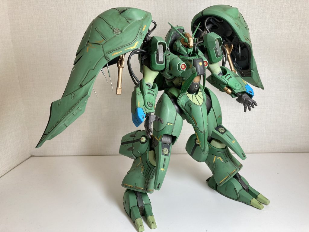 両肩のバインダー内のビームサーベルは固定ではなく、角度や向きを変えられるようにボールジョイント接続に変更しました。また昔のモデルグラフィック誌の作例を真似て、バインダー内側に真鍮線などでアンテナ類をたくさん生やしました。