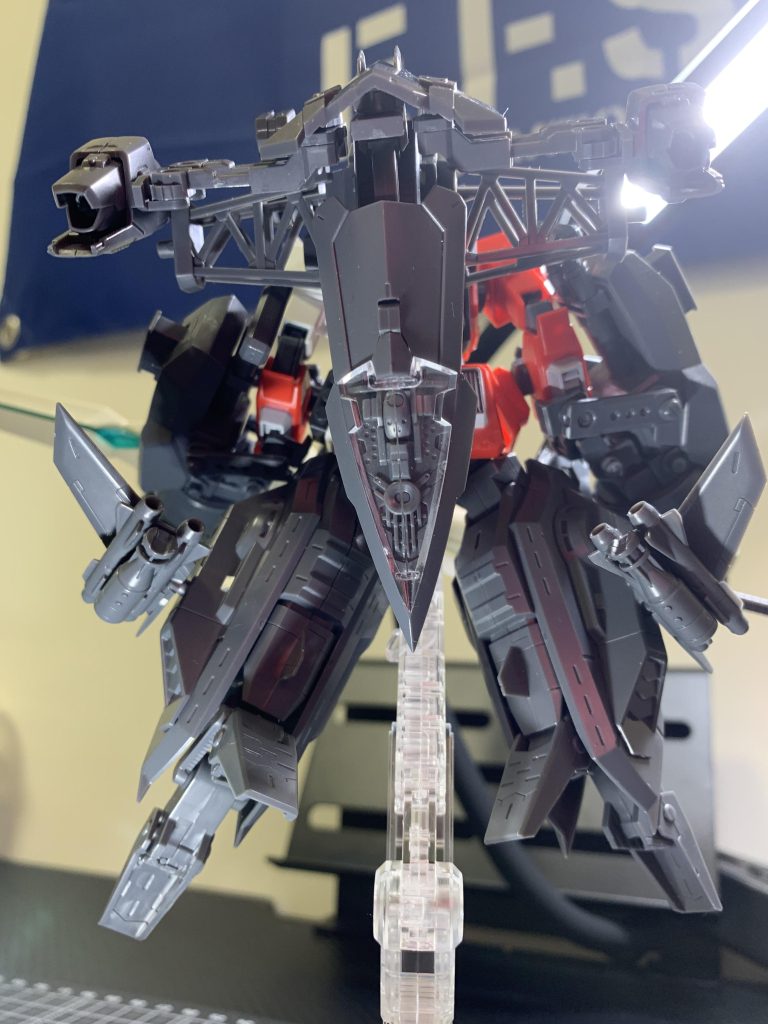 フルウェポンモード「:YATAGARASU」背面　-余談「赤烏隊」-この作品作るに当たって、隊名に悩みました。やはり赤い三巨星から引き継いだという設定なので、赤は捨てれず、ジェット形状も烏に似ていたので「赤烏(あかがらす)」としました。「赤烏」を調べたら、中国の八咫烏のことで、「せきう」と読むとの事だったので、フルウェポンモードも八咫烏にちなんで「:YATAGARASU」とつけました。ですので、「せきう隊」,「あかがらす隊」どちら読みして頂いても大丈夫です。　観覧して頂き、ありがとございました🙇