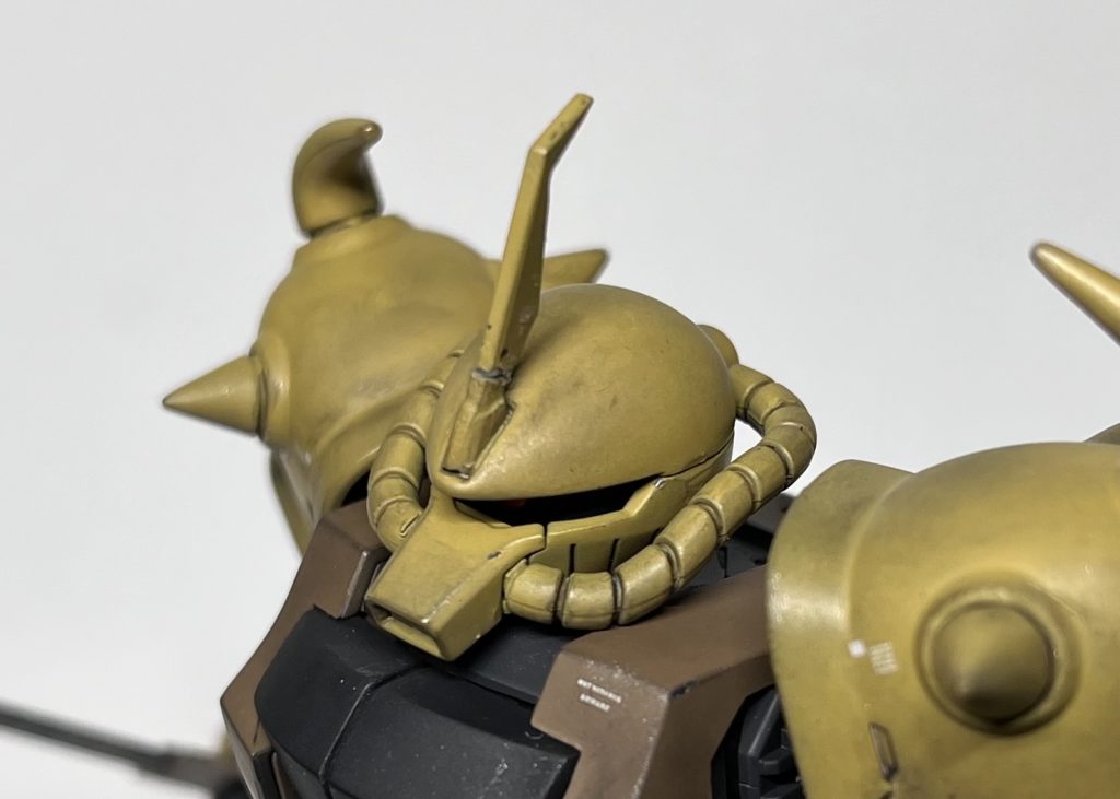 極めつけは、仮組み中に紛失して自作したアンテナ。　艶消し吹いて完成！　で組む時にポキッと。一応接着して撮影しましたが、完全に心が折れて、今回のグフは終了。