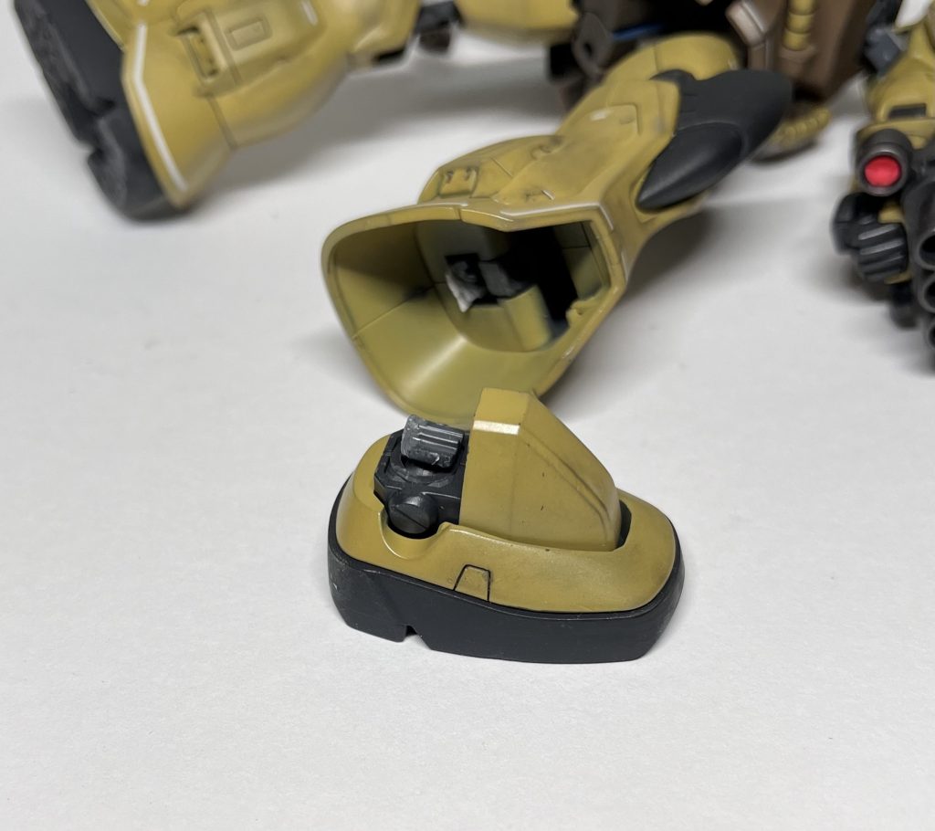 仮組みを外す時にボキッ！　結局最後まで補強が上手くいかず、完成写真の左脚はすべて乗せてるだけです。