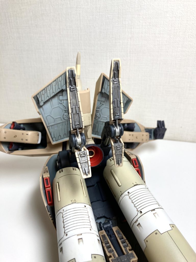 着陸客の裏側も、プラ板で裏打ちしプラ棒でディテール追加しました。