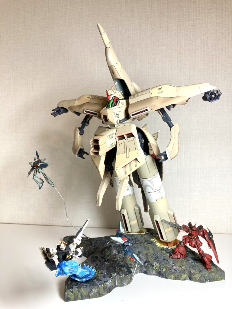 サザビーは固定位置ですが、νガンダム、リ・ガズィ、ジェガンはネオジム磁石で付け替え出来るようにしました。MSのフィギュアと一緒にディスプレイすると、αアジールの巨大さが実感できますね。