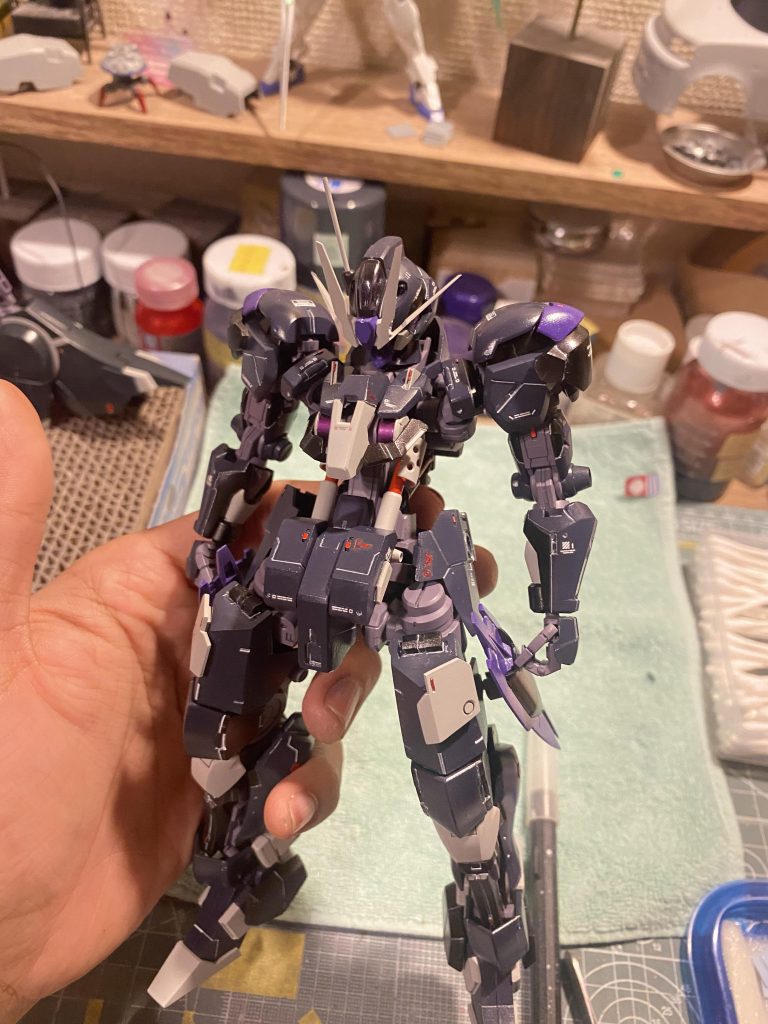 デカールワークも辛い作品のため白のデカールがメインになってしまうと白が全体的にぼやけてしまったり、場所によっては、白の主張が強すぎてしまうため、メタリックレッドのデカールを使いアクセントとして各所使いデカールワークをしています!