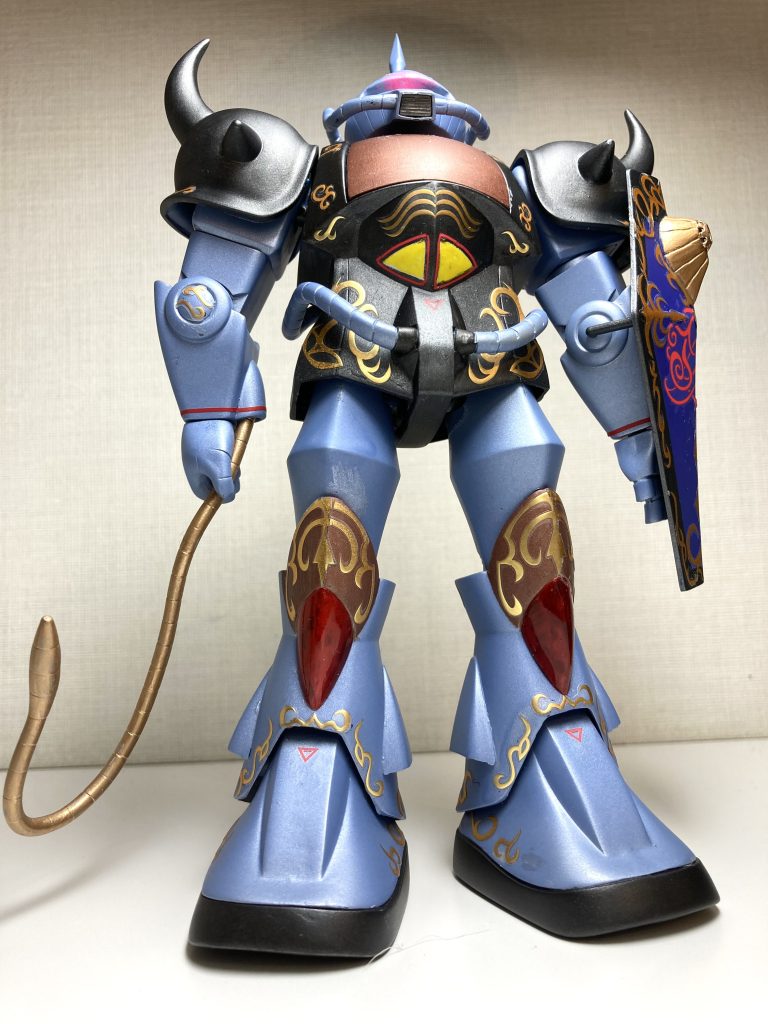 それで旧キットの 1/100グフに、購入したMG用のエングレービングシールとデカールを貼って仕上げました。旧キットとMGではプロポーションも各部位のサイズも異なるので、そのままでははみ出てしまいます。なので、適当に切った貼ったして雰囲気で貼り付けました。MGだと細身でカッコ良すぎて、大河原さんの設定画の雰囲気にならないですが、旧キットだといい味に仕上がりました。