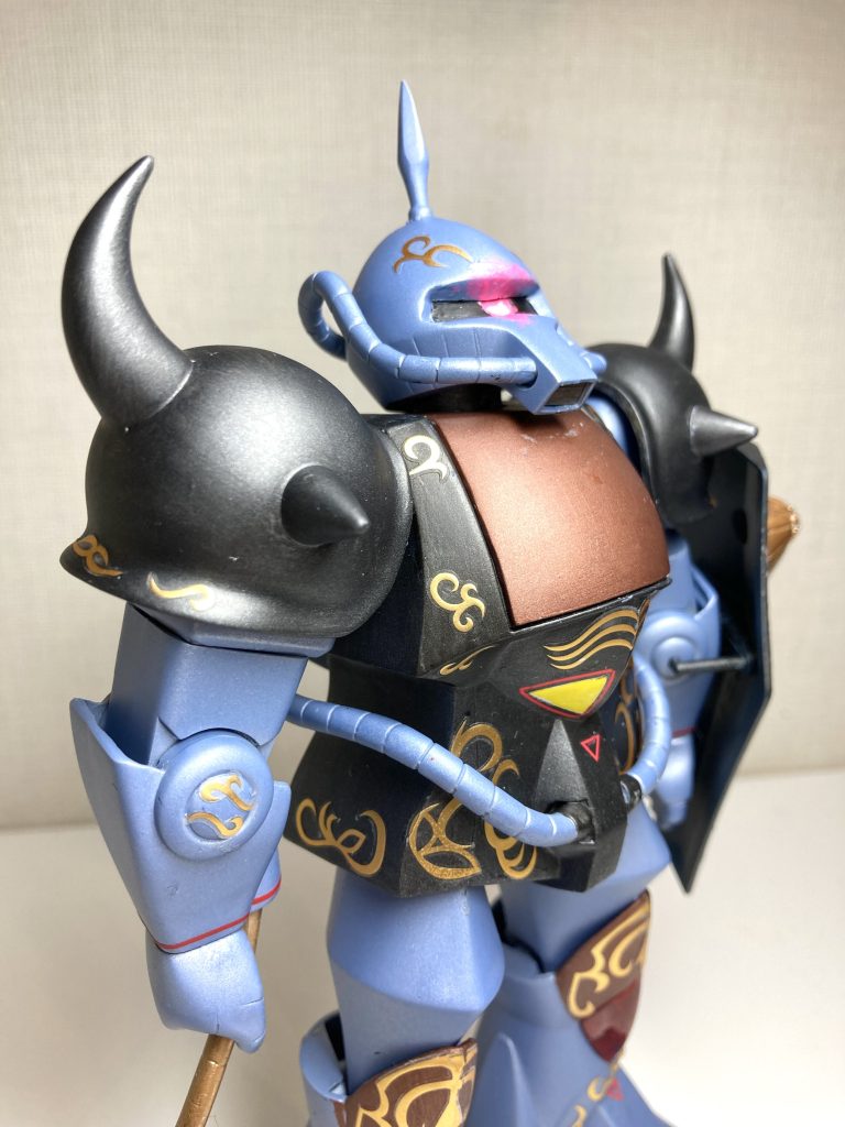 とんがった頭部や、シールドの覗き穴のレリーフはエポパテ工作です。ギャンのようなツノはプラ棒で作りました。それ以外は素組です(左上腕部の軸が折れたので、やっつけ処理でネオジム磁石接続にしました)。味があるので、ちゃちな握り拳もそのまんまです。