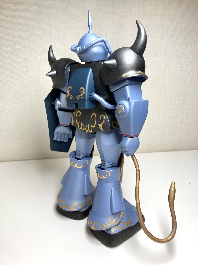 MGのカラーリングは好みではないので、大河原さんの設定画に近づけようとしました。メインの水色はタミヤスプレーのTS-58パールライトブルーです。以前ウォルターガンダムをスクラッチした際の残塗料でしたが、イメージにぴったりでした。黒い部分は黒鉄色です。膝下の赤い部分は下塗りのゴールドをわざとムラを残して塗り、その上にクリアレッドを重ねました。