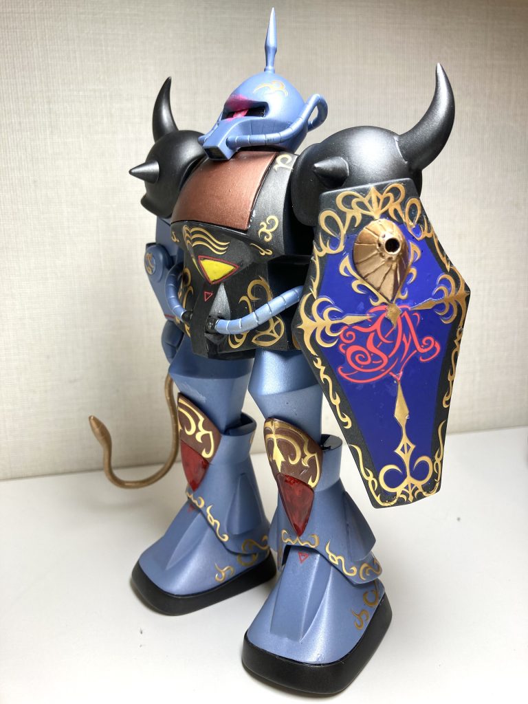 最後に艶消しトップコートをスプレーして仕上げました。艶消しにすると、せっかくのエングレービングシールのキラキラが失われますが、マットなゴールドの輝きの方が上品で好きなんです(先日作ったクィン・マンサも、金色のデカールを使いましたが、艶消しトップコートで仕上げています)。