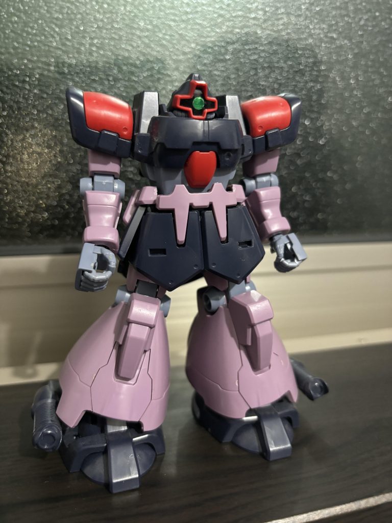 仮組み。腰アーマーが前後共2本のピンだけで接続されているので分解時は要注意です!ちなみにpekesuuは分解した時に前後共にピンを折ってしまったので接着剤で補修しています。w