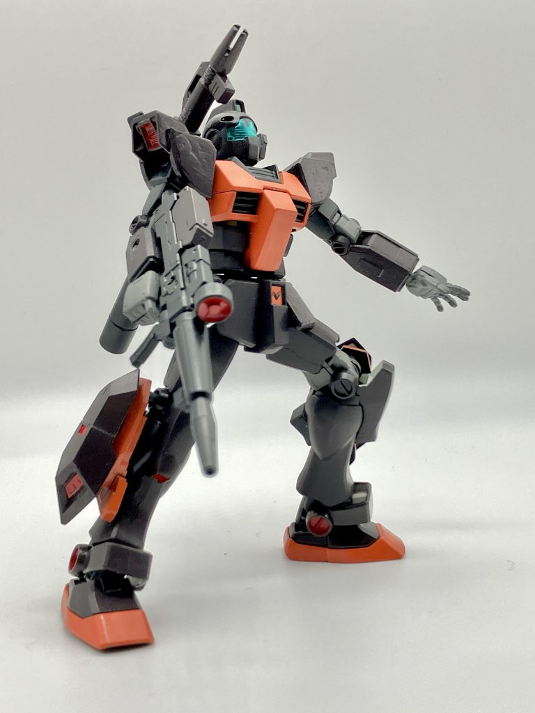 肩部にはビームスプレーガンを強化したビームスプレーキャノンを装備し、遠距離からの狙撃・牽制を行うことができる。