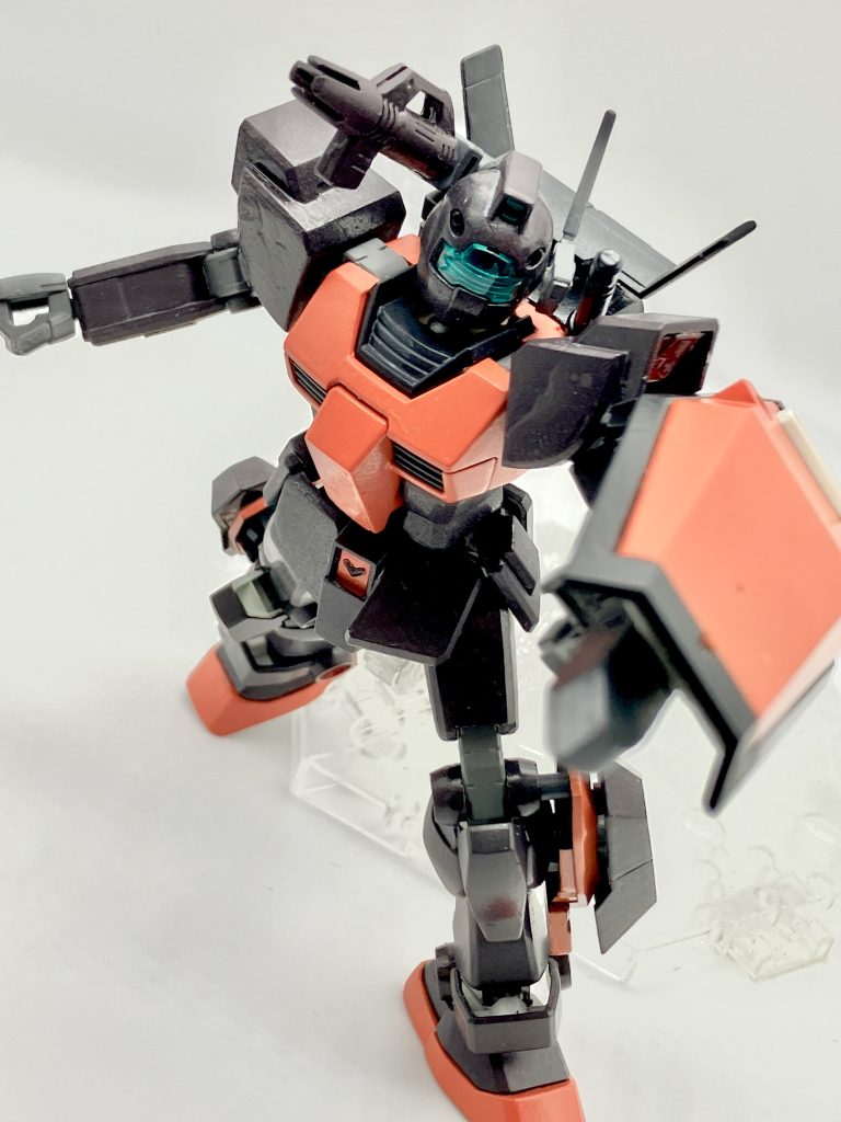 シールドのパイルバンカーは近接戦闘にも対応させる為に装備。高火力だか反動でジムの肩も損壊してしまう為最後の手段として使う。