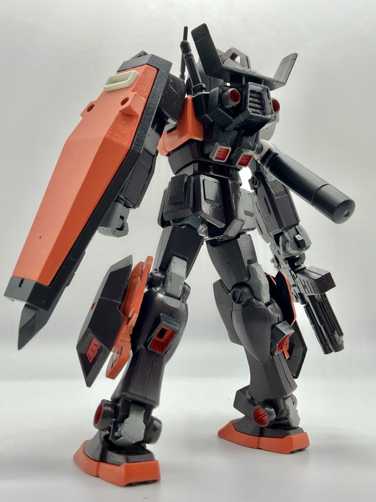 バックパックにはランドセルに加えてブースターを追加。さらに脚には外装スラスターと脚裏に内蔵し高起動化を実現。