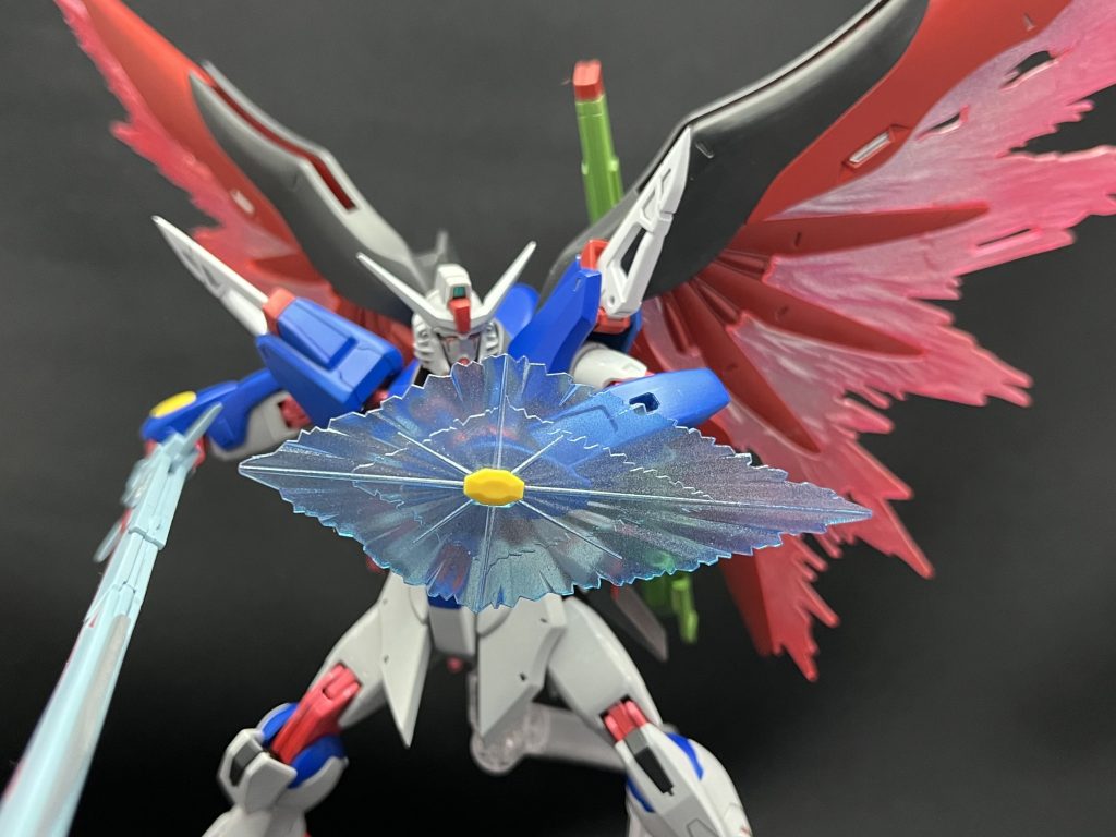 ビームシールドもラフシルバーと蛍光ブルーでグラデーションしています。