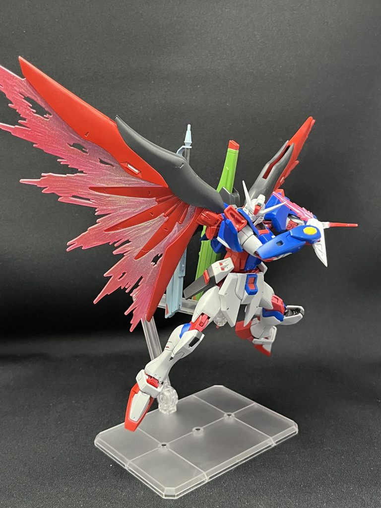 光の翼はマーカーでの塗装が難し過ぎたので、ラフシルバーを薄く全体に塗って吹き出し口に近い部分をサファイアパール外側をルビーパールで塗装蛍光ピンクとクリアレッドを外側に塗って整える という流れで仕上げました。パールに関してはファフナーで嫌という程練習した経験が活きてます。