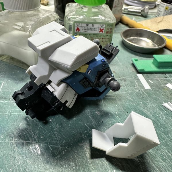 　旧キットFA-ZZ進捗。　胸部増加装甲の制作です。中央部分はSガンダムやディープストライカー並みの大型Ⅰフィールド発生器にしていきます。中空構造にして中にはそれっぽくメカを突っ込み、下部はシイタケモールドで冷却ユニット風に。左右のミサイルポッドはキットのパーツをそのまま使ってあります。もう元キットのパーツ、何％使ってるんだろう？ぐらいの生存率。腹部のコクピットハッチ周りも追加装甲。ほかの場所に比べて、一番重要な部分が薄そうなのは問題ですが…引き締まったウエスト。カッコイイは正義。（2枚目）