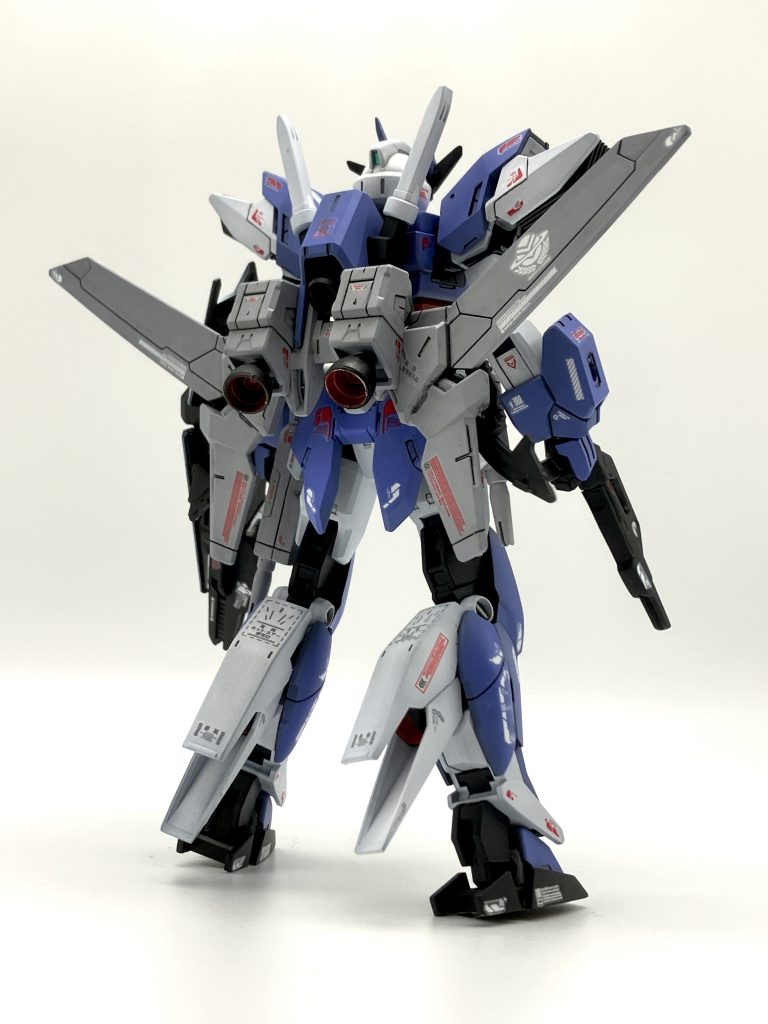 強化点メルクワンとアースリィのウィングを組み合わせ大型化させたウイング、増設したブースター、膝裏スラスターにより空域・地上・水中と様々な地形に対応した高速移動が可能。